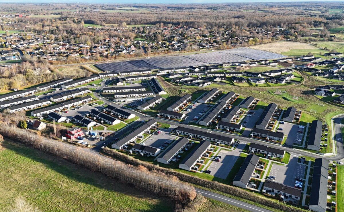 Luftfoto af et boligområde medrækkehuse og villaer