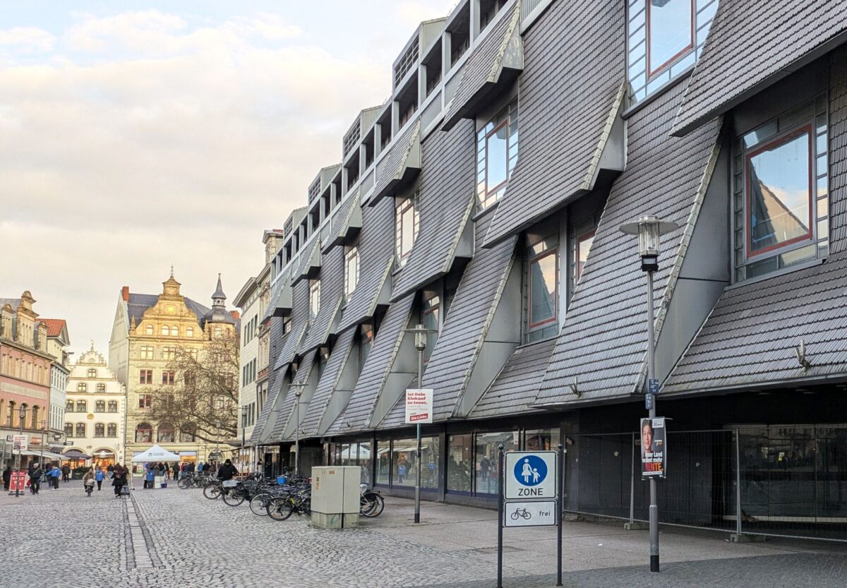 Foto af det nuværende varehus med mindre grå udhæng