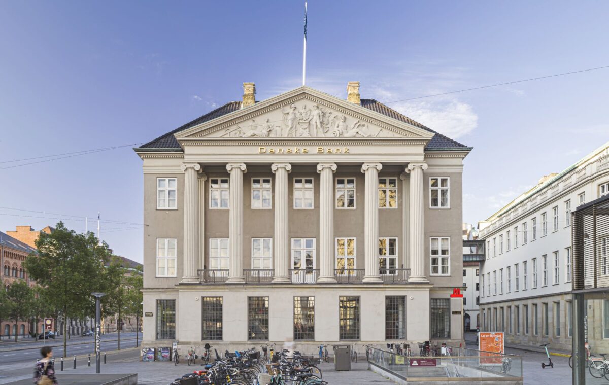 Foto af imposant bygning med seks høje søjler foran facaden. Over søjlerne står Danske Bank