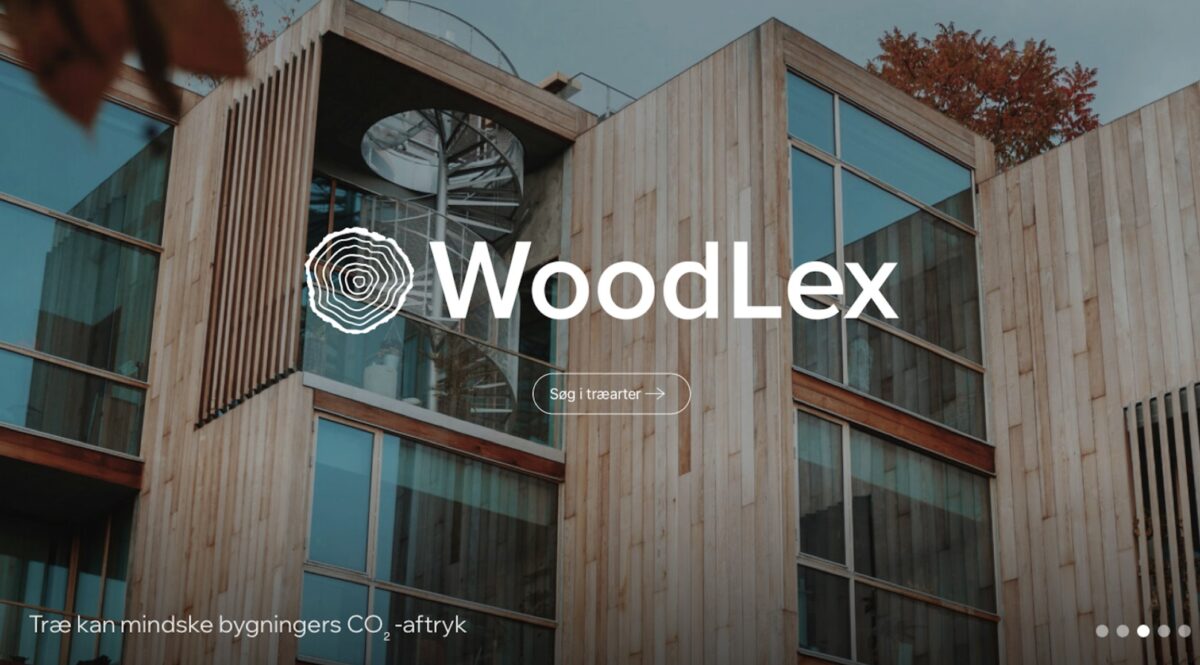 Screenshot af internetsiden WoodLex, som der står med store hvide bogstaver over sitet