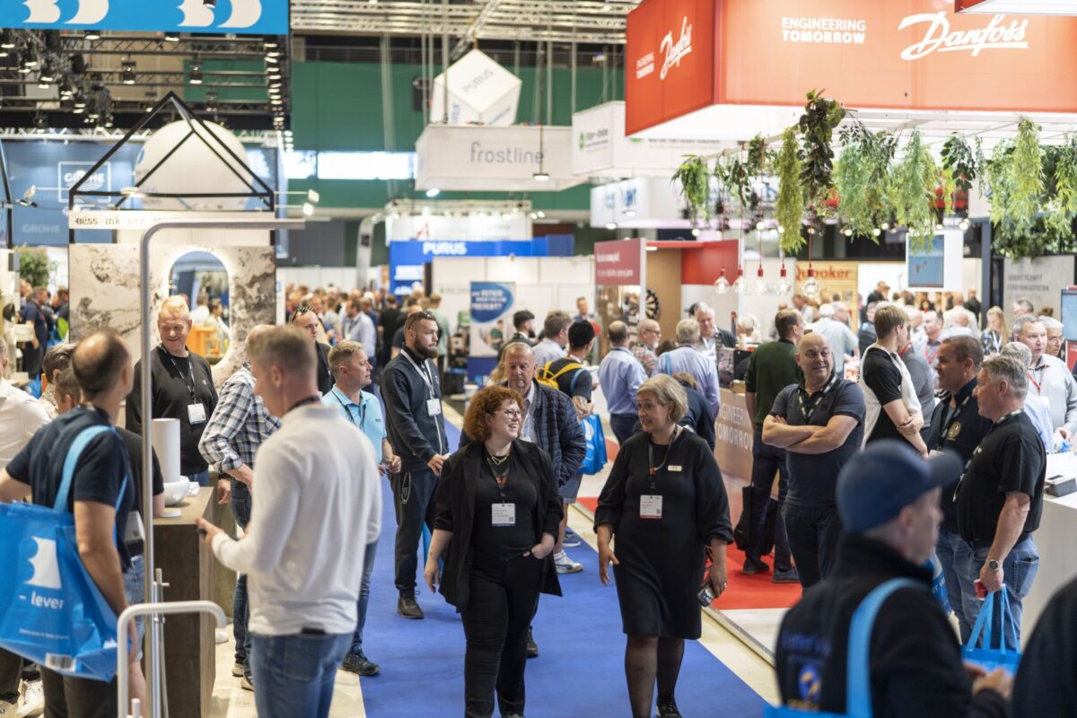 Foto af messe gang med masser af deltagere