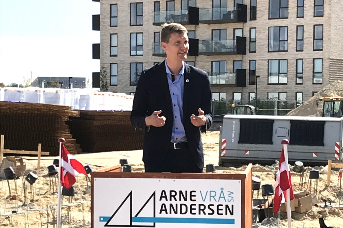 Lasse Frimand til første spadestik på Generationernes Karré