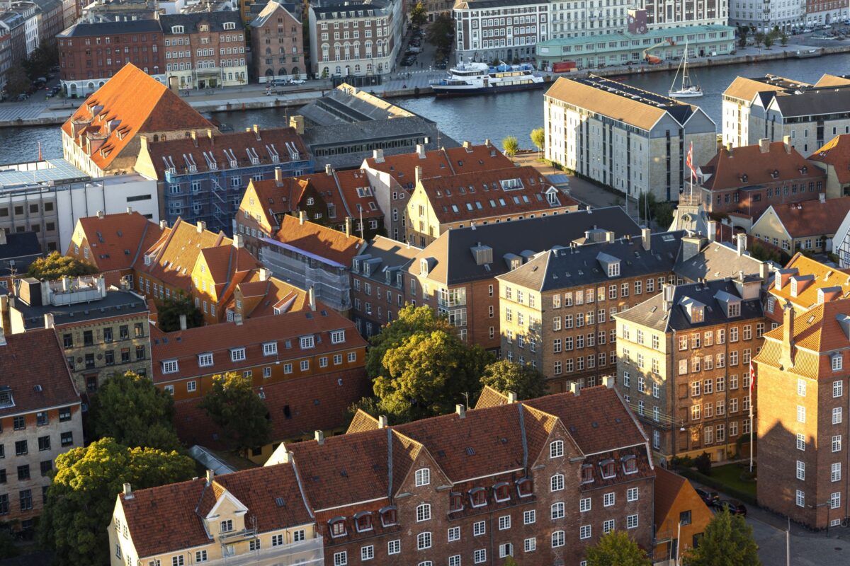 Luftfoto af bygninger i København.