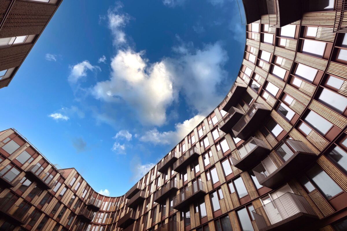Studenterboliger set nedefra, mod en blå himmel.