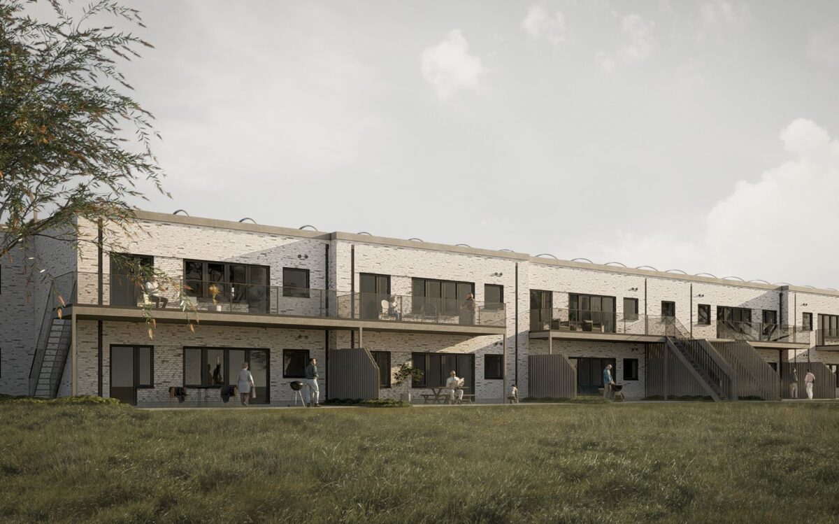 Visualisering af bagsiden af seniorbofællesskabet med stor græsplæne og overdækkede terrasser. Boligerne på 1. sal har alle altaner