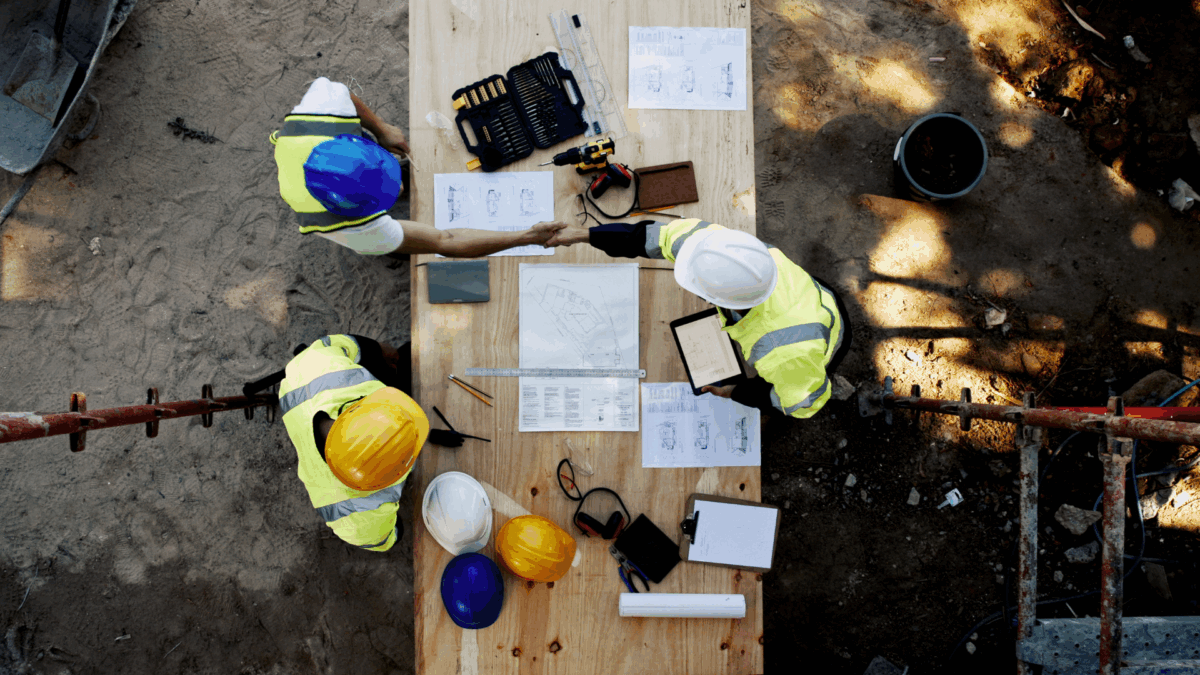 Personer ved arbejdsbord set oppefra
