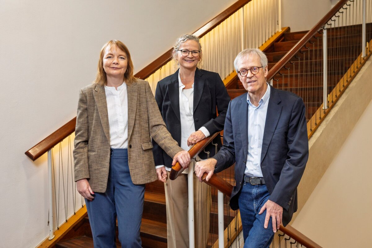 Sidse Buch, Michael H. Nielsen og Marie Leth står sammen på en trappe.