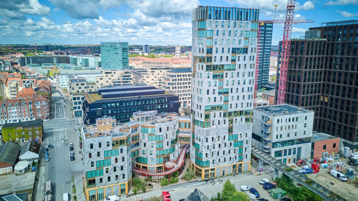 Overblik over by med diverse bygninger