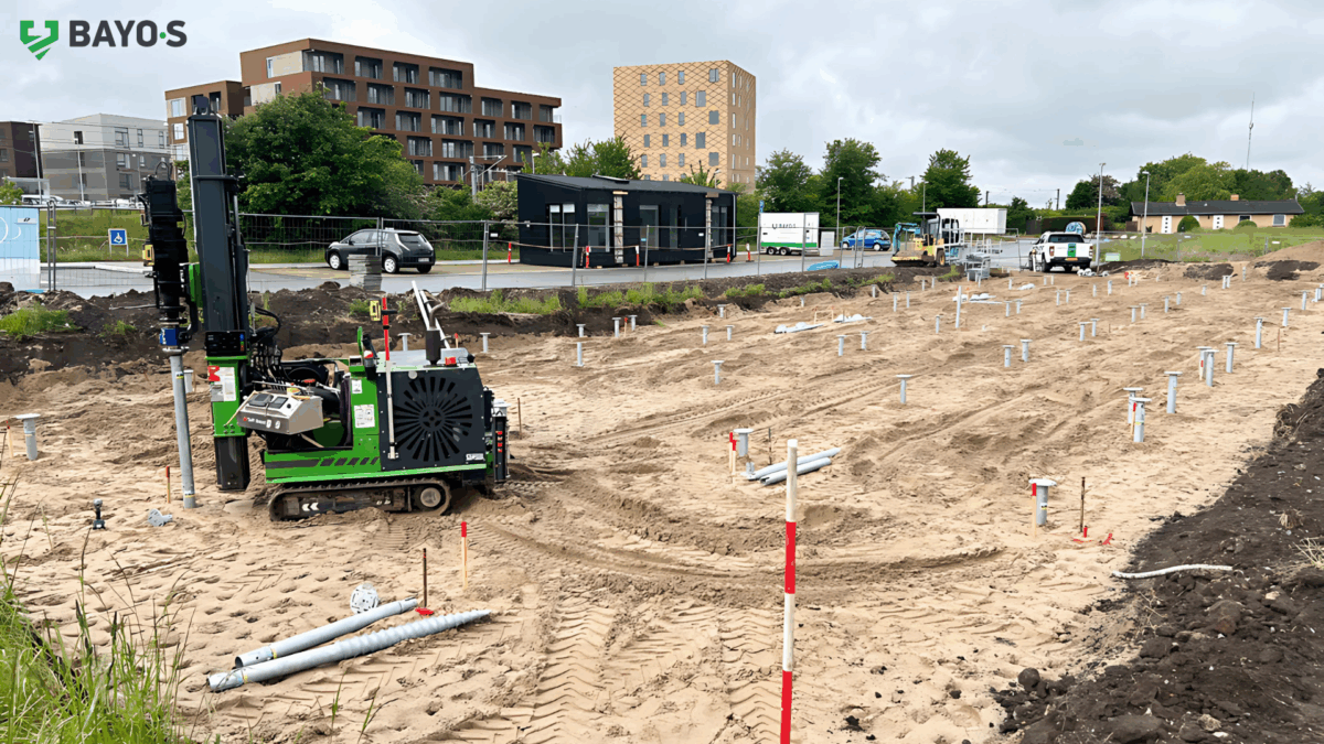 Byggeplads med skruefundamenter