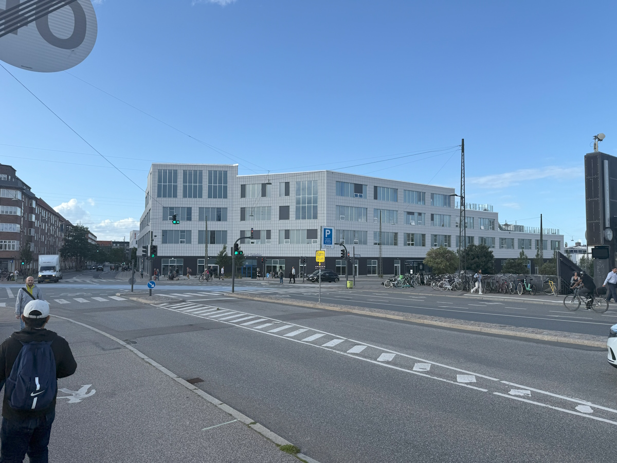 Stor bygning i stort vejkryds