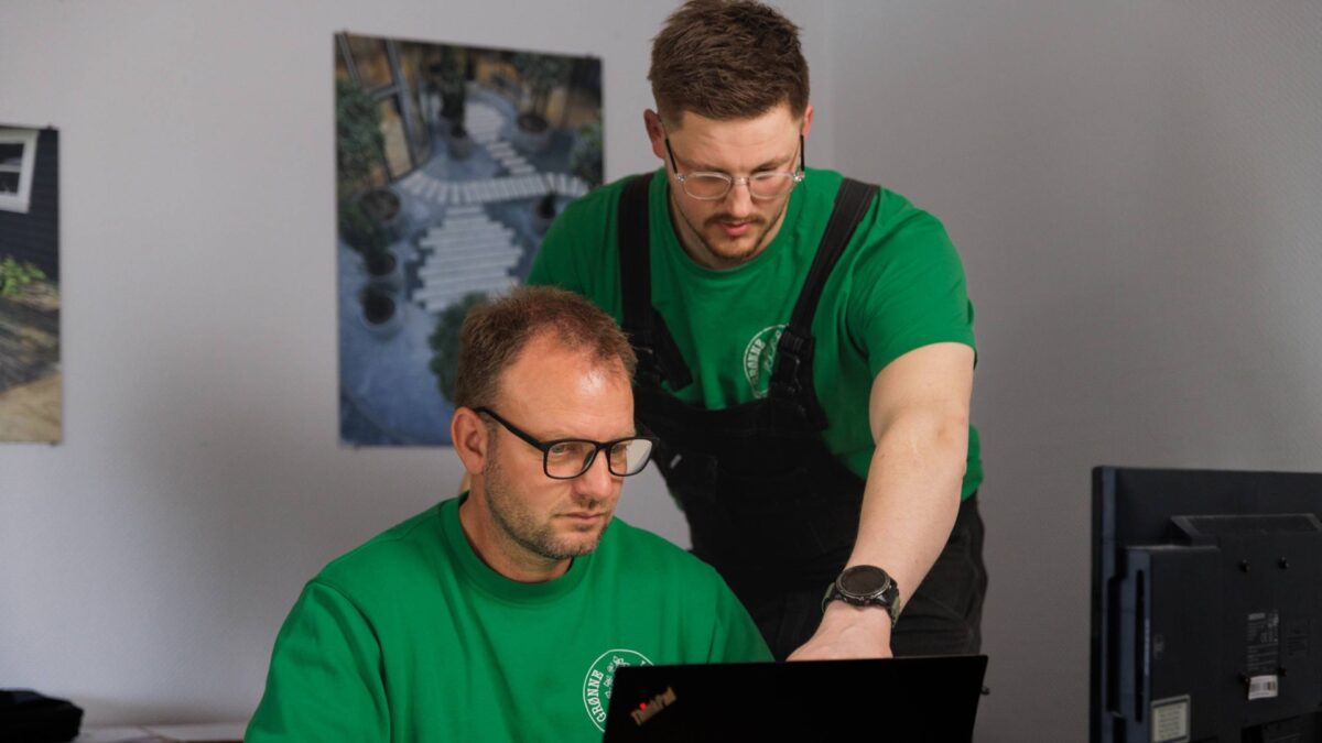 To medarbejdere planlægger uderum