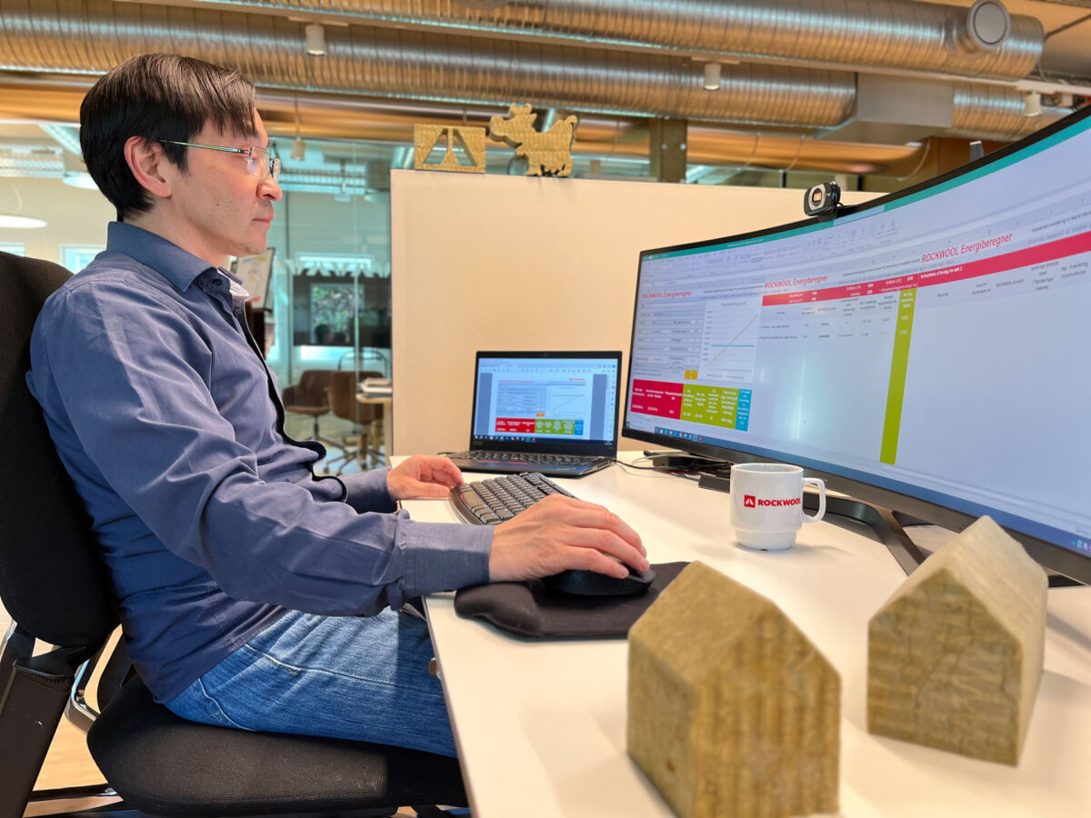 Medarbejder ved arbejdsplads på kontor