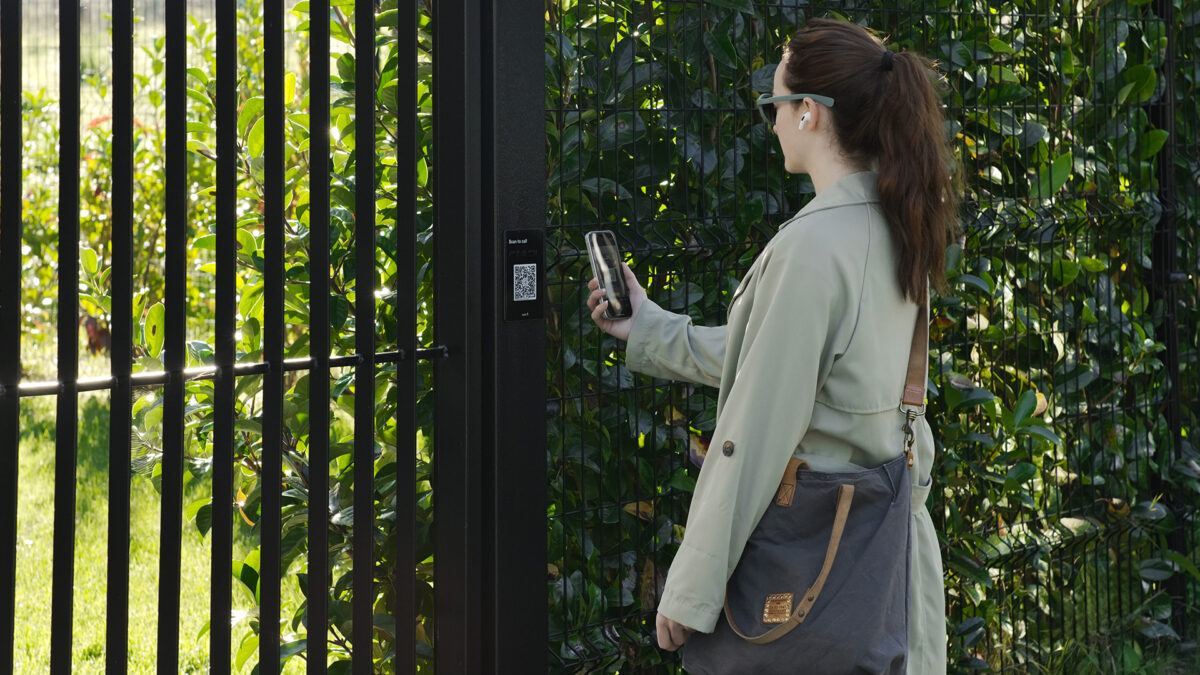 Kvinde med smartphone ved låge