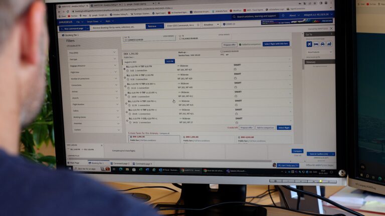 Mand foran computerskærm