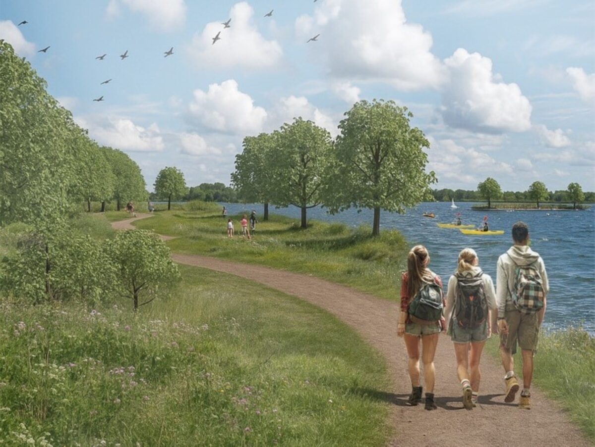 Tre mennesker kommer gående på en sti ud til vandet.