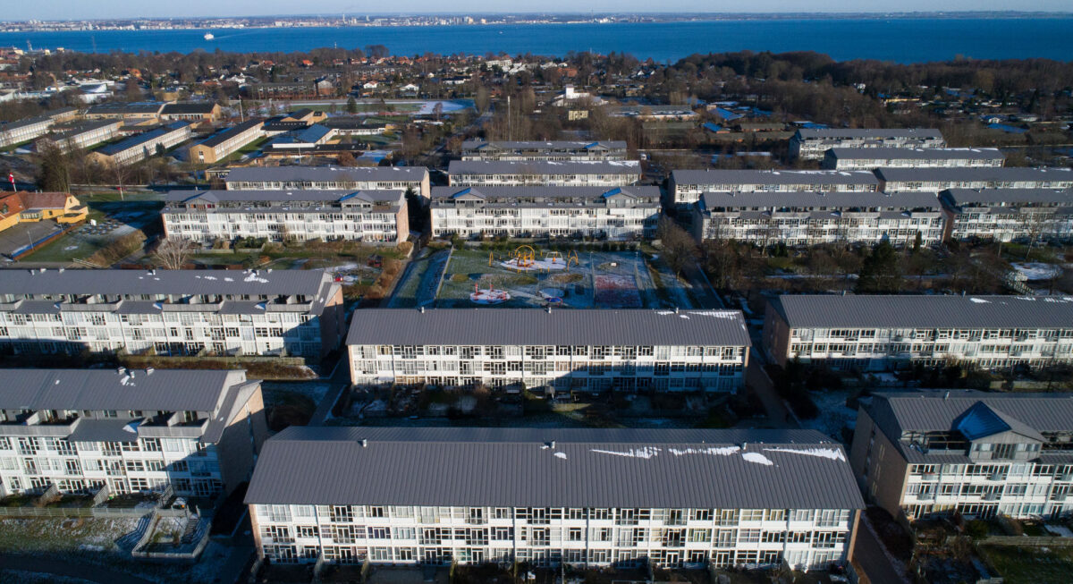 Boligblokke vand i baggrunden