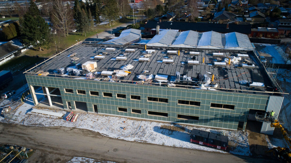 Stor industribygning set oppefra