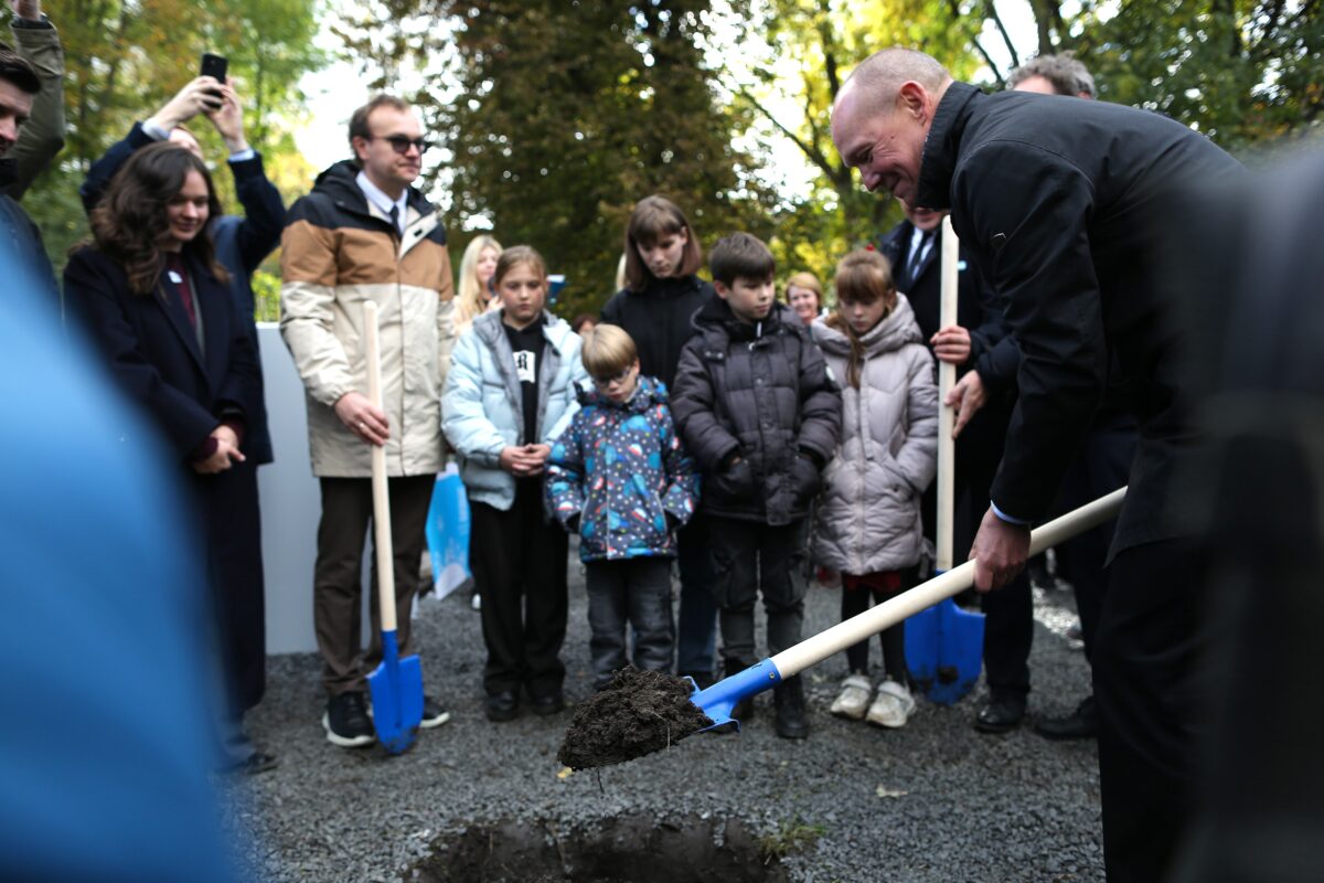 Den danske ambassadør i Ukraine tager første spadestik for projekt.