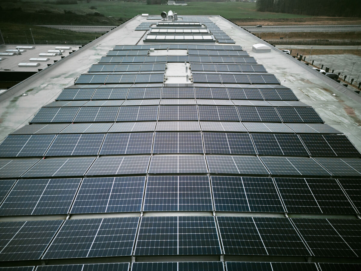 Solceller monteret på taget af administrationsbygningen
