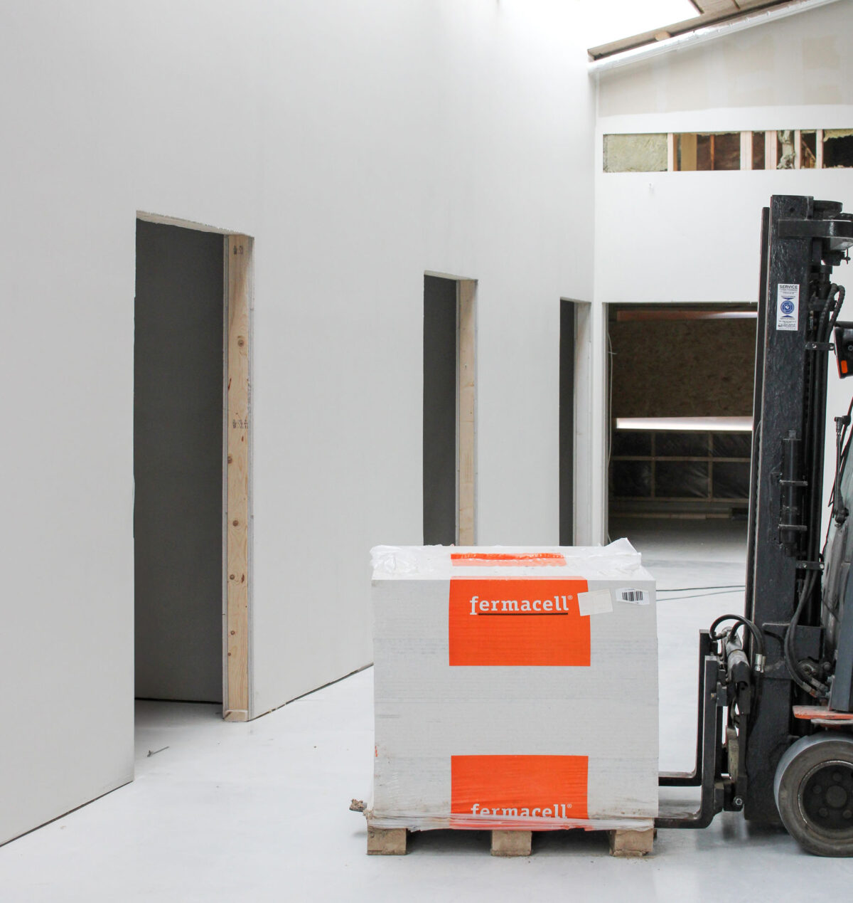 Gaffeltruck med palle med fibergips