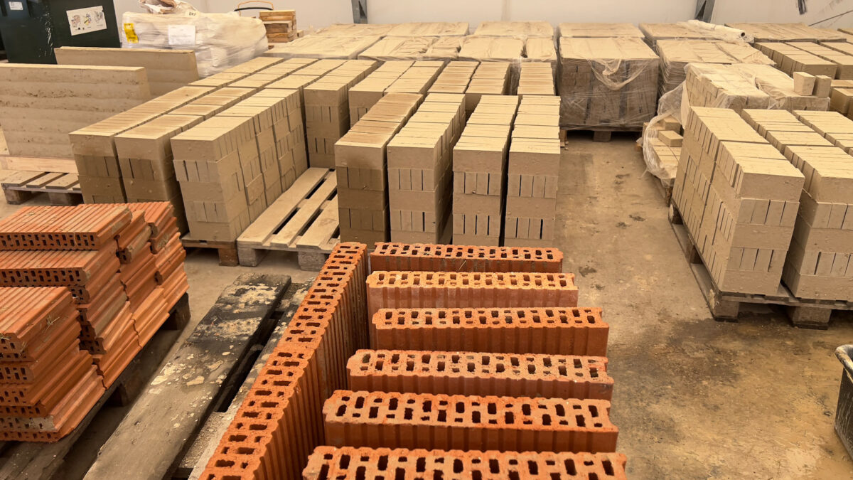 Mursten og murblokke i stampet ler