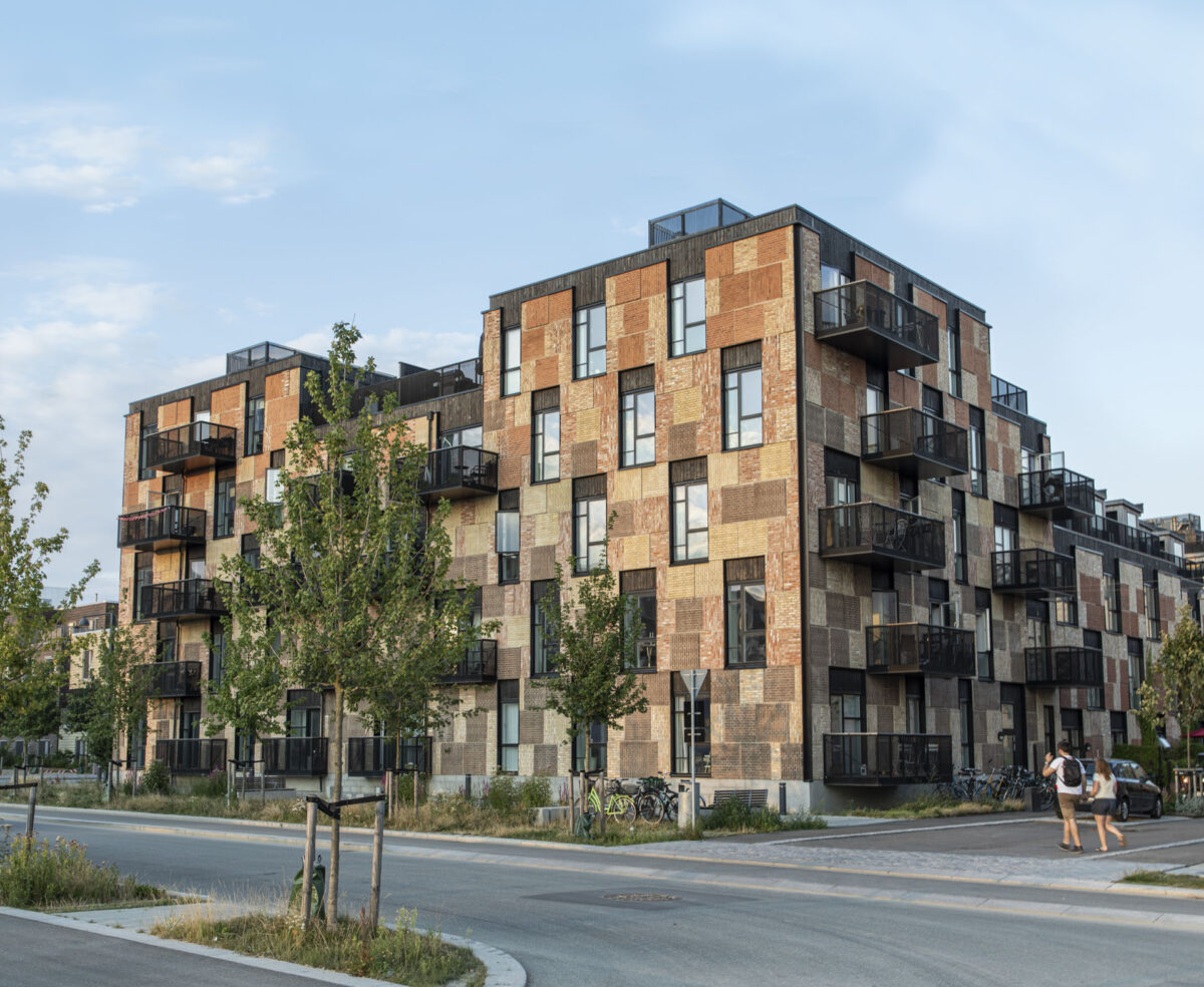 Lejlighedskompleks på hjørne af vej