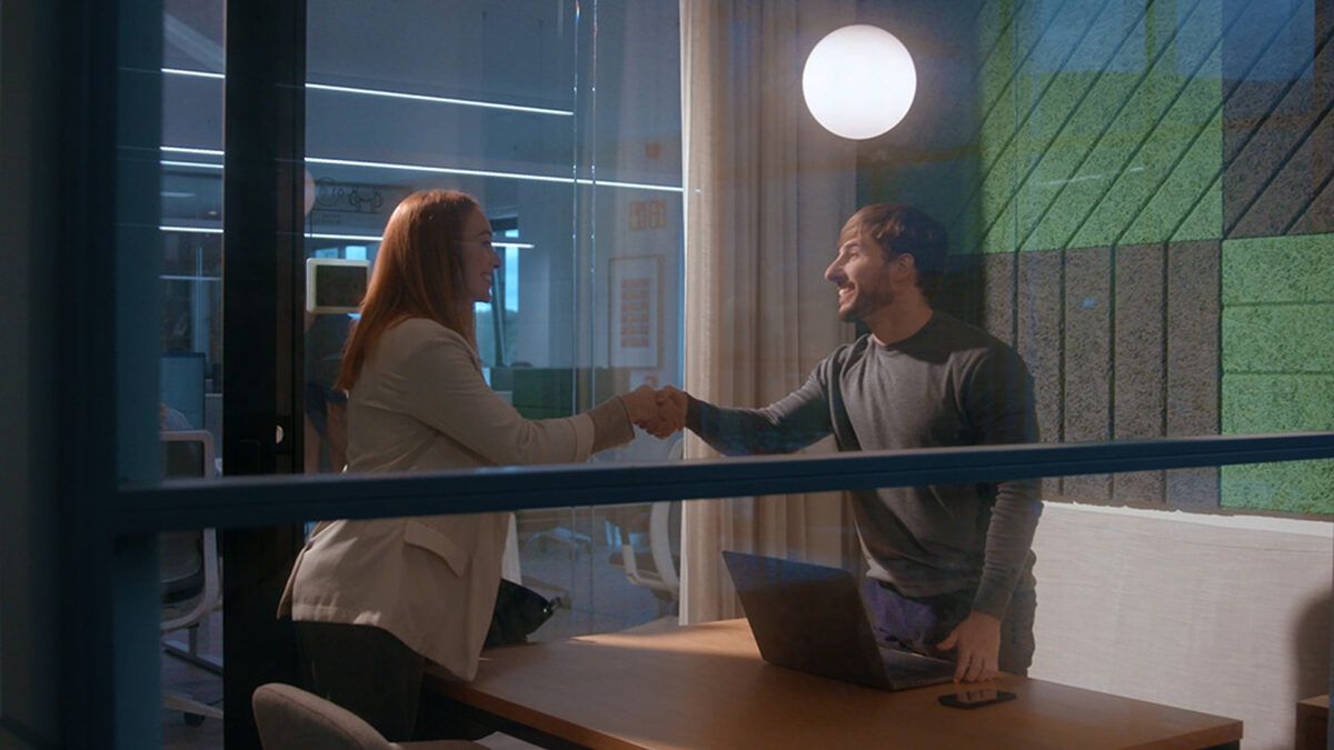 To personer hilser på hinanden