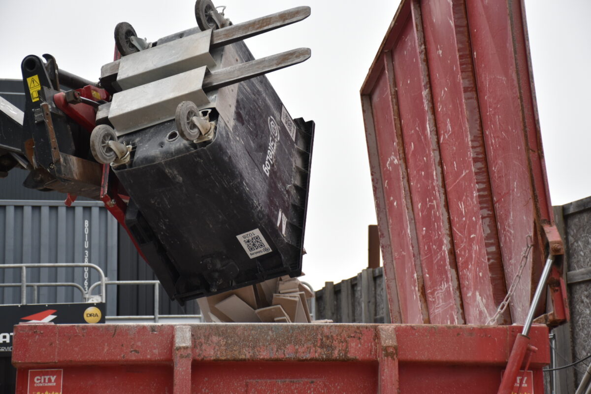Affald tømmes i container