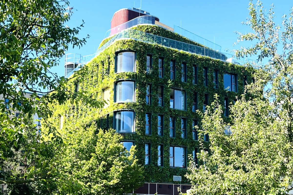Bygningen med grønne facader.