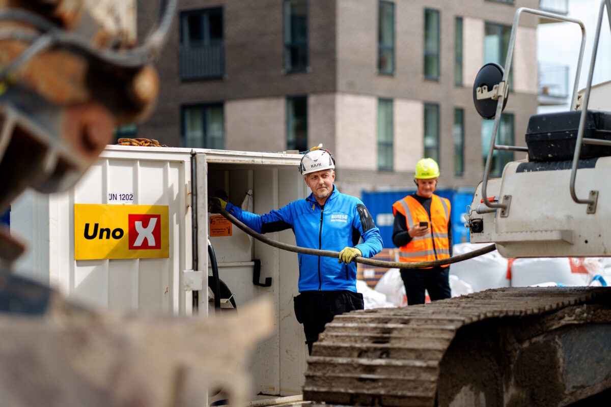 Mand ved UNO X container