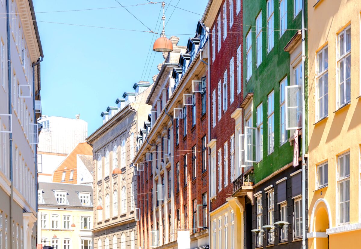 Farverige facader til boliger i København.