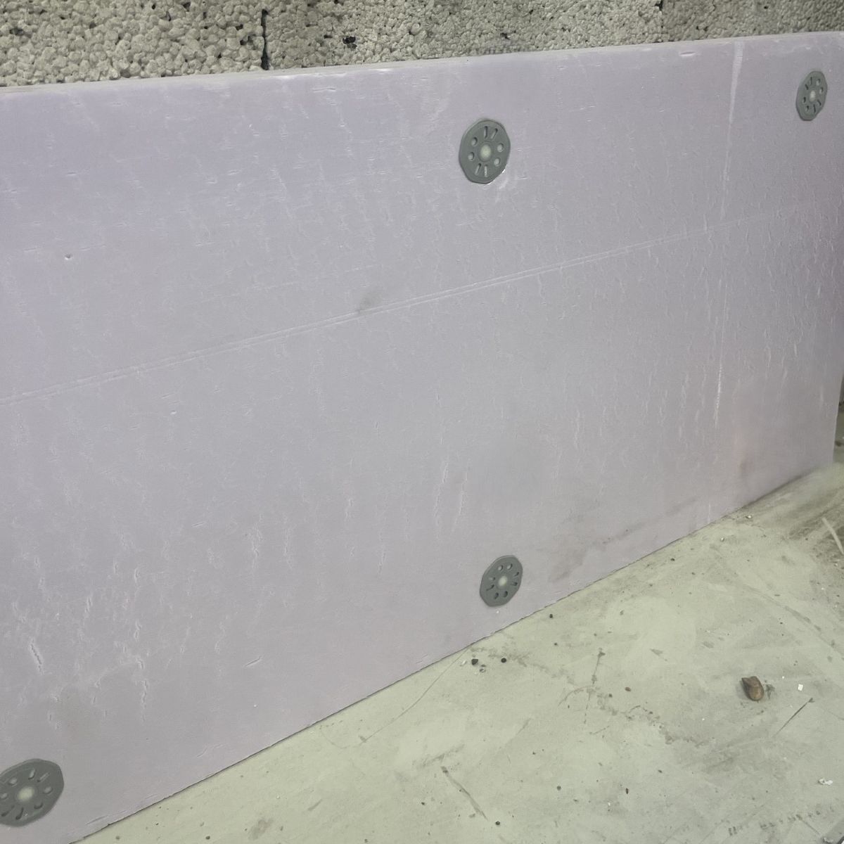 EPS fastgjort i betonbagvæg