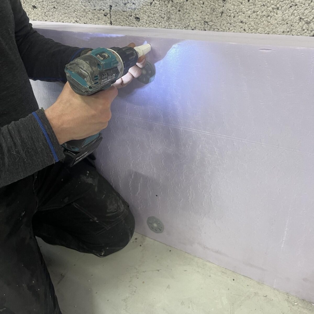 Iso-dyvel fastgjort i EPS