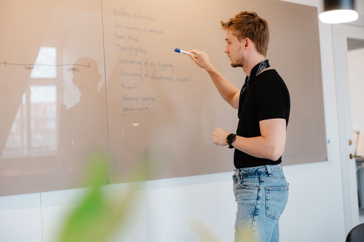 Mand foran whiteboard tavle