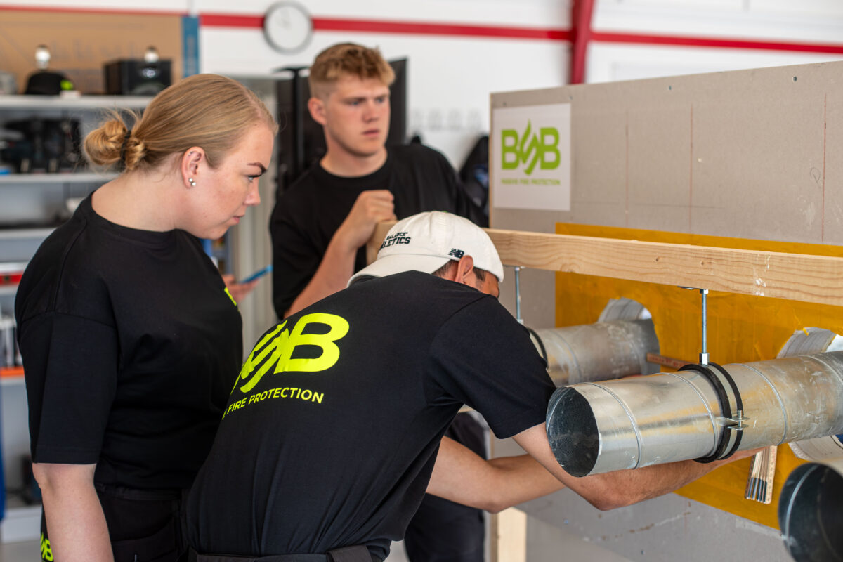 Medarbejdere arbejder på rør- og kabelgennemføring