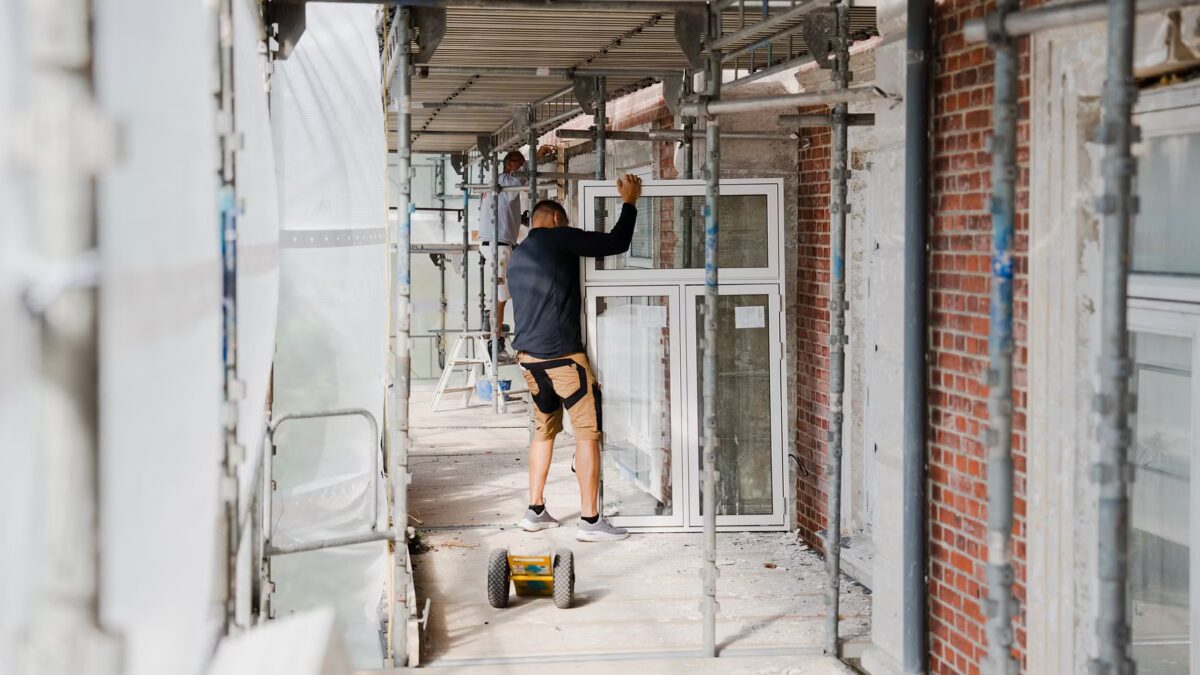 håndværker fikser tag