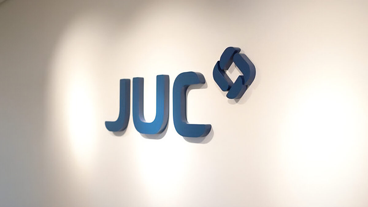 JUC logo på væg
