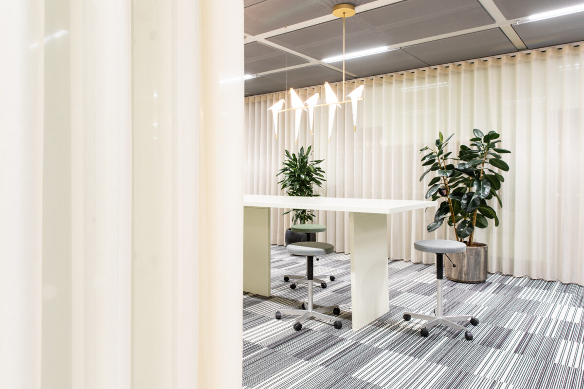 Rum med gardiner fra Etikk