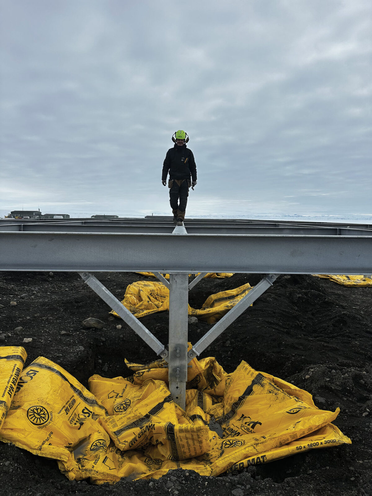 Person går på stålfundament