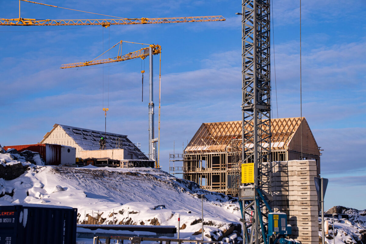 Byggeplads med kraner i Grønland