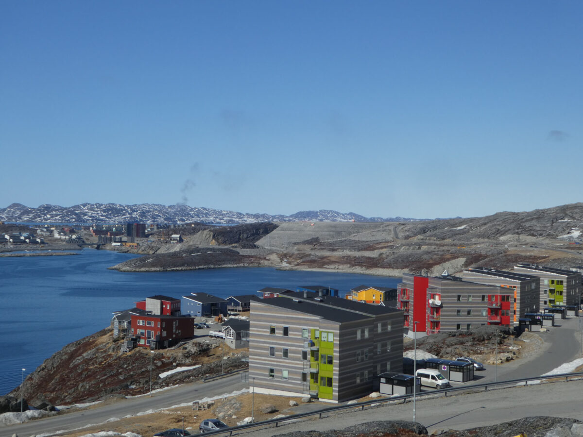 Bygninger i Grønland foran fjord