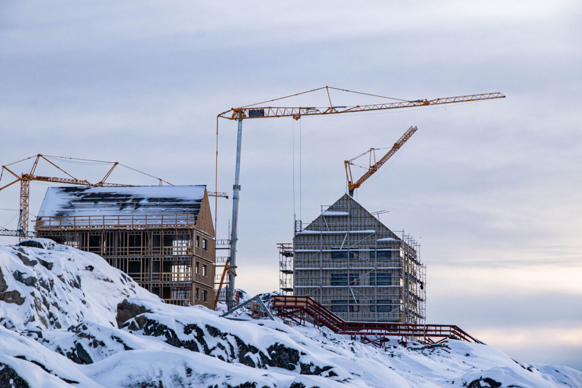 To ufærdige huse mellem kraner