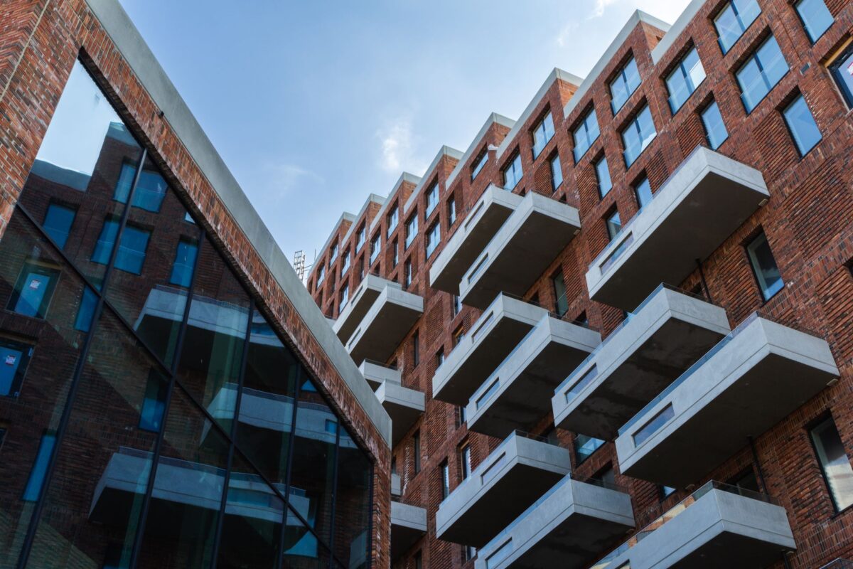 Moderne bygning med altaner