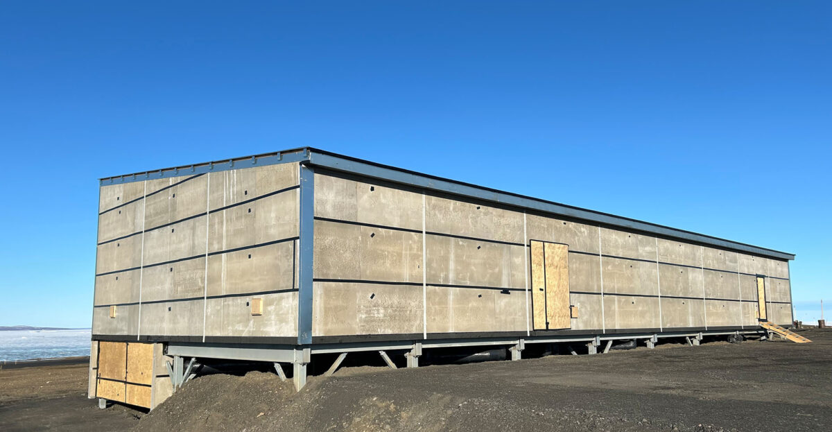 Stålramme med monterede elementer