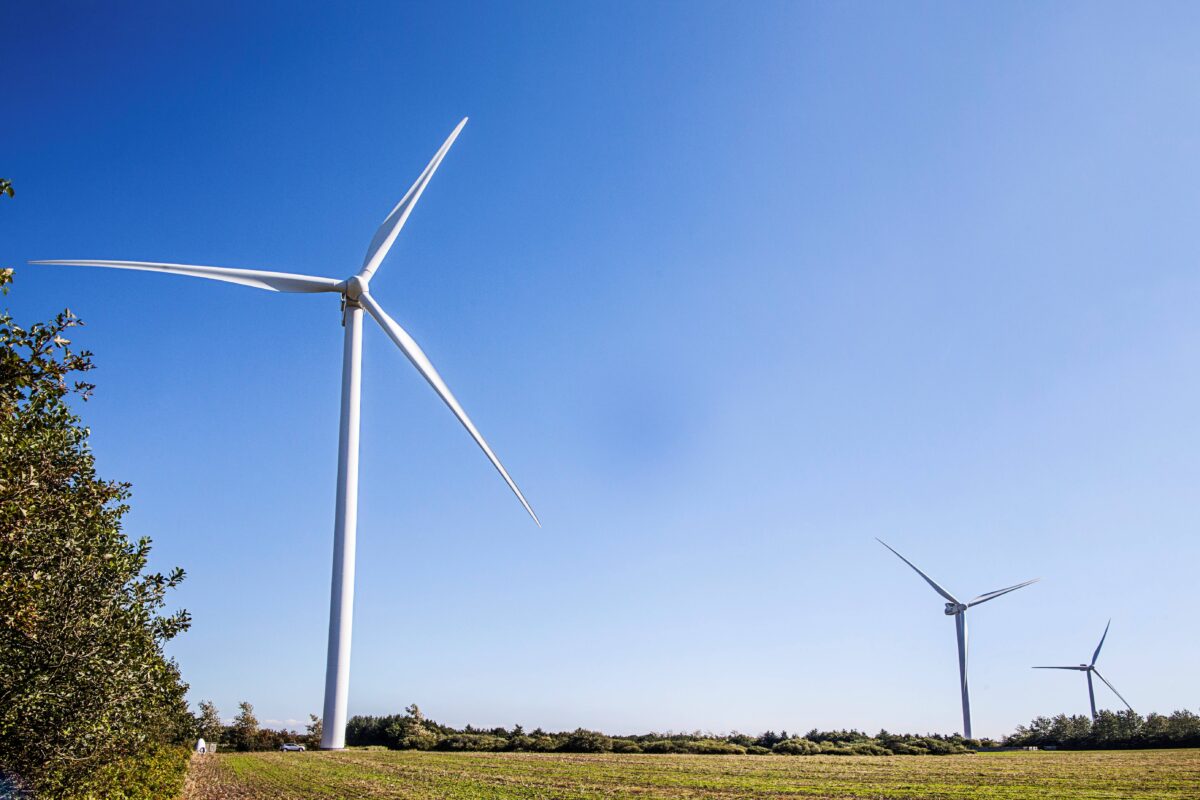 Vindmøller på en grøn mark