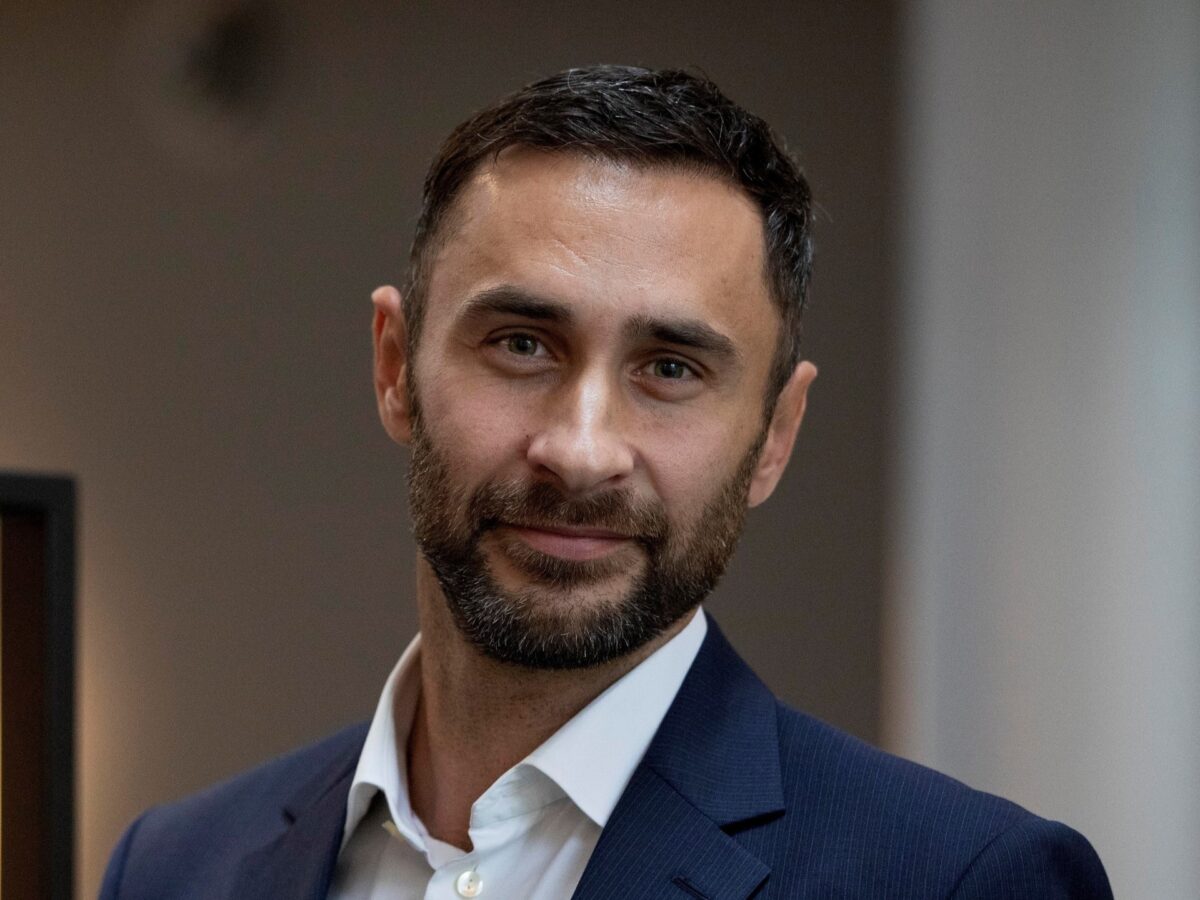 Mand i hvid skjorte og blå jakke