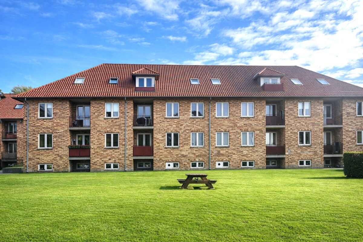 Boligbyggeri med rødt tag