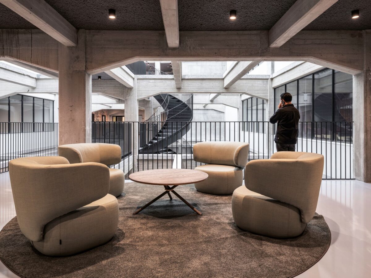 Kontormøbler med vindeltrappe i baggrunden