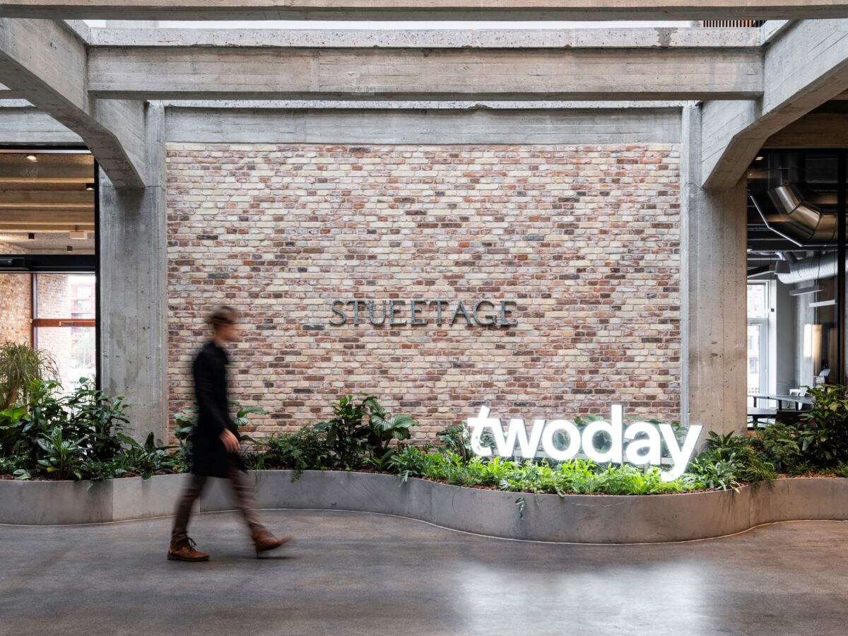 Person foran murstensvæg, twoday