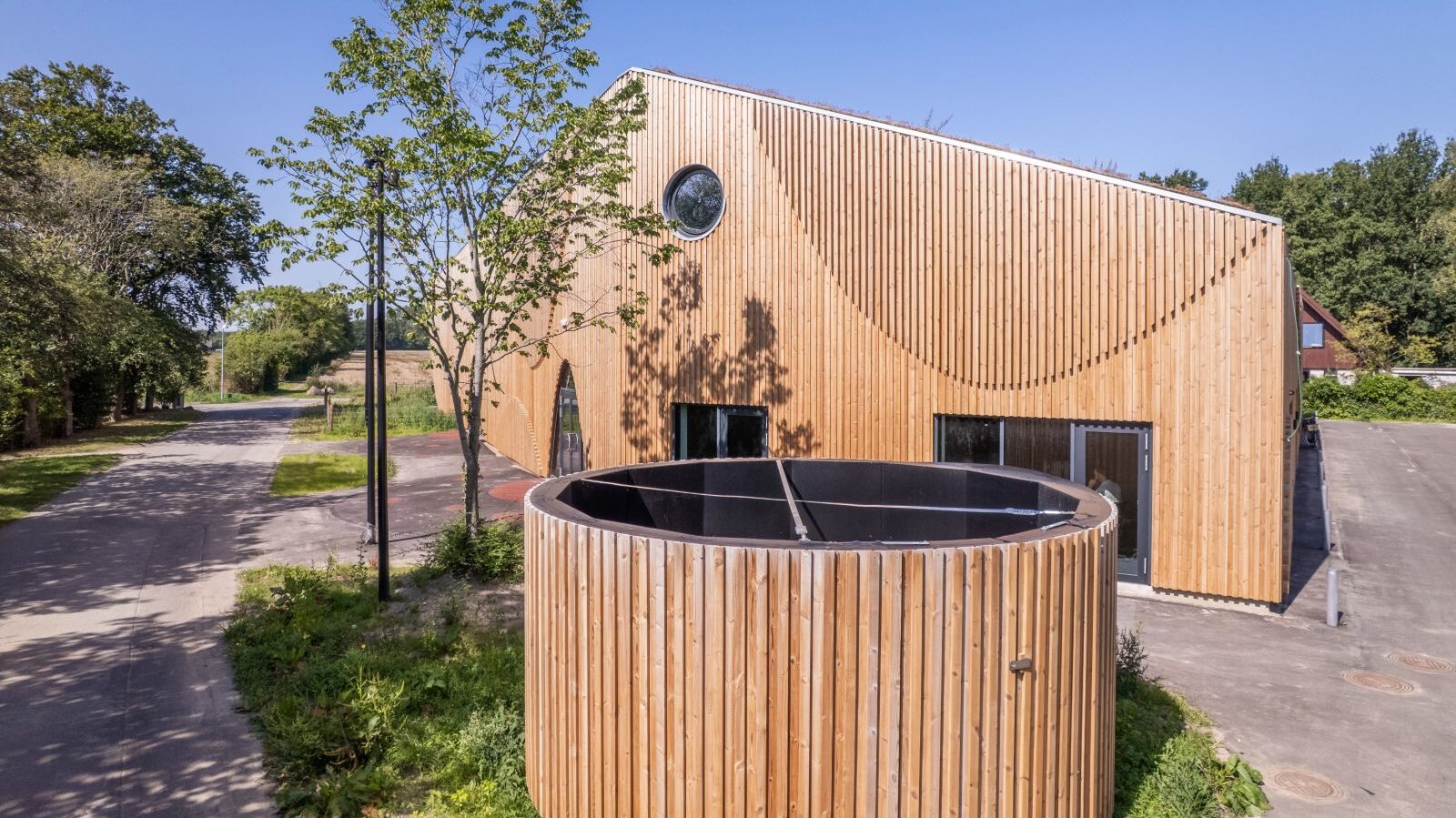 Ishøj Teater beklædt med Thermowood® fra Lunawood